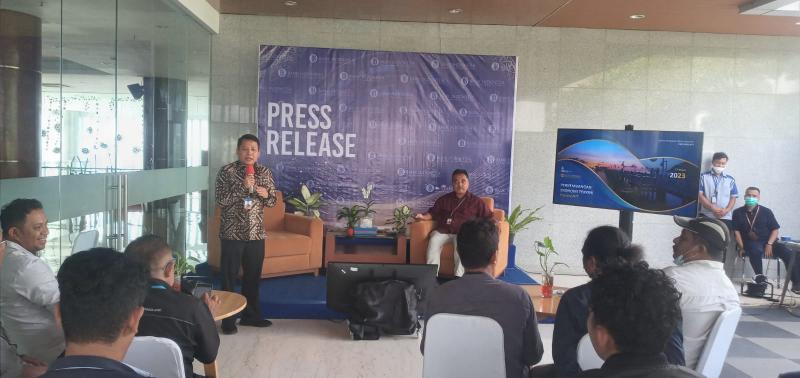 Kepala Bank Indonesia (BI) Perwakilan NTT yang baru, Stefanus Donny H. Heatubun saat menggelar jumpa pers sekaligus berdialog dengan awak media di lantai 3 Gedung Bank Indonesia Perwakilan NTT, Selasa (17/1/2023).