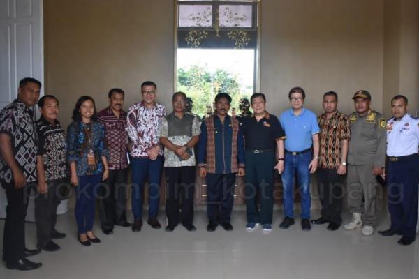 Penjabat Wali Kota Kupang, George M. Hadjoh saat menerima Pengurus Paguyuban Etnis Tionghoa di Kota Kupang di rumah Jabatan Wali Kota Kupang pekan lalu. 