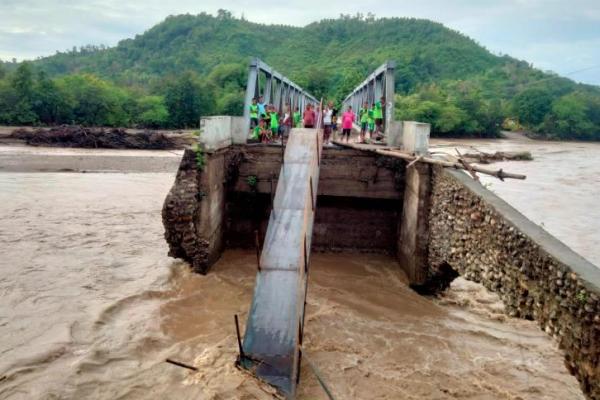 Dua Hari Diguyur Hujan Deras, Jembatan di Manubelon Kabupaten Kupang Nyaris Putus 