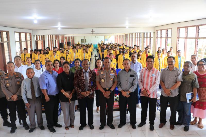 Kapolda NTT, Irjen Pol Johni Asadoma foto bersama Dosen dan Mahasiswa KKN, usai memberikan Kuliah Umum di Universitas Kristen Artha Wacana (UKAW) Kupang, Senin (6/2/2023). 