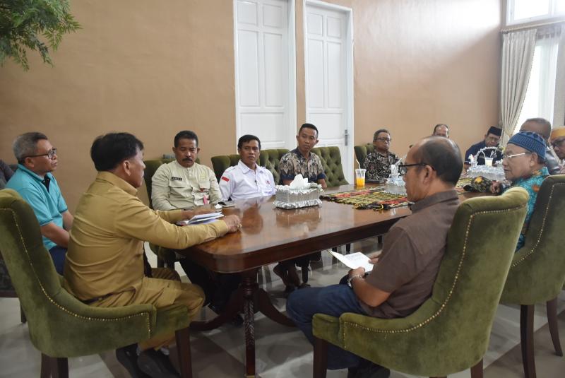 Penjabat Wali Kota Kupang, George Hadjoh saat melakukan pertemuan bersama ketua paguyuban etnis yang ada di Kota Kupang bertempat di rumah jabatan Wali Kota Kupang, Jumat (3/2/2023) lalu.  
