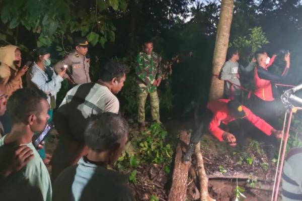 Tim Basarnas bersama anggota Polres Kupang dan Polsek Amarasi berusaha mengevakuasi jenazah Julius Taebenu yang terjatuh dalam sumur di Kampung Hausisi Desa Kotabes, Kecamatan Amarasi, Kabupaten Kupang, pada Sabtu (25/3/2023) pagi. 