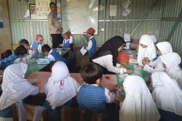 Terinspirasi Pengalaman Hidup, Anggota Polres Manggarai Ini Rela Gadai Gaji Demi Bangun Sekolah