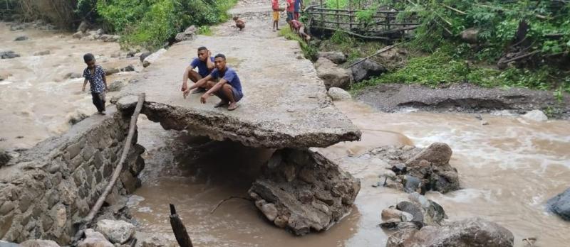 Jembatan Di Amfoang Putus Diterjang Banjir, Lumpuhkan Akses Tranportasi