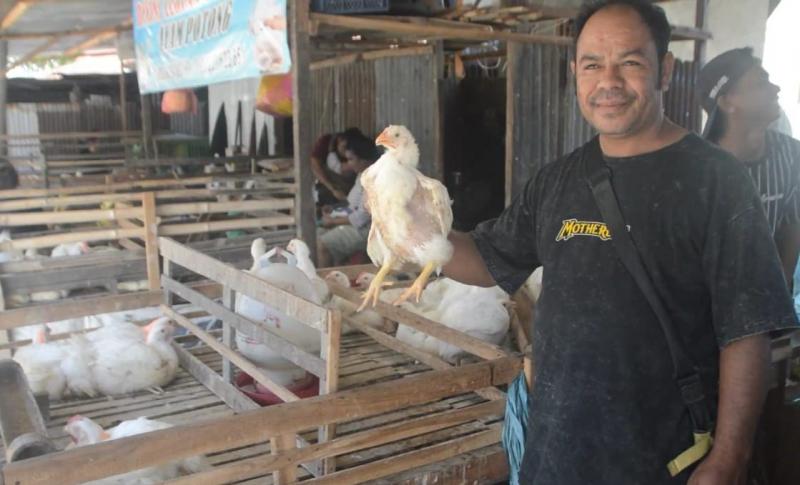 Harga ayam potong di Kota Atambua, Kabupaten Belu perbatasan RI-RDTL hingga saat ini masih stabil.