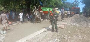 Sinergitas Polri-TNI di Sulamu Bergotong Royong Perbaiki Jalan