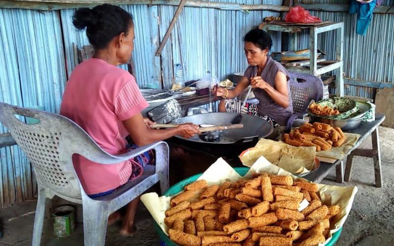 Proses pembuatan kuliner kue rambut usaha milik Abo Maria di Naresa, Desa Naekasa, Kabupaten Belu, Selasa (4/6/2024). 