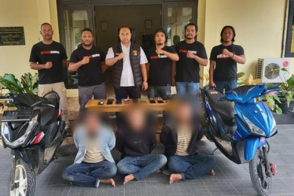 Tiga orang spesialis pencuri barang elektronik di Kabupaten Manggarai Barat Pulau Flores diamankan Tim Resmob Komodo Satreskrim Polres Manggarai Barat. 