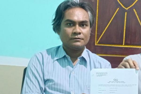 Everd Roys Ndoen, dokter di Puskesmas Lelogama-Amfoang Selatan, Kabupaten Kupang Nusa Tenggara Timur (NTT) menunjukkan urat laporan polisi atas kasus penganiayaan yang dialaminya 