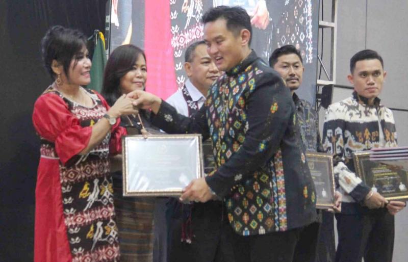 Itje Pah yang juga PNS Korem 161/Wira Sakti, Kupang saat menerima piagam penghargaan Dewan Pengurus Kadin NTT. (foto istimewa) 