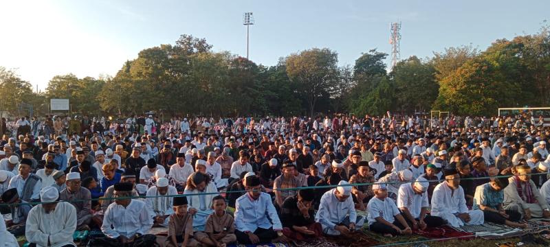 KATANTT.COM---Umat Islam di Kota Atambua, Kabupaten Belu menggelar sholat id memperingati Hari Raya Idul Adha 1445 Hijriah 2024.