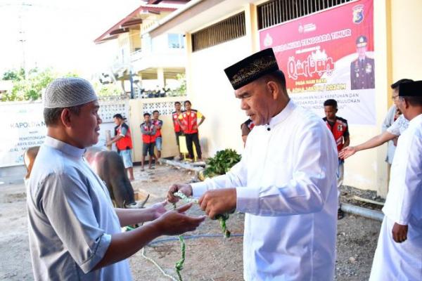 Peringati Idul Adha, Polda NTT dan Polres Jajaran Berbagi Daging Kurban