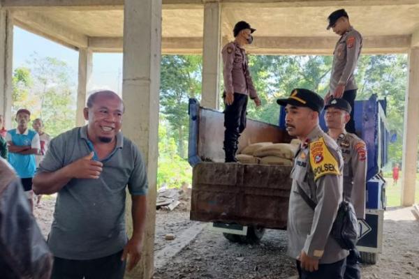 Polsek Kuwus Bantu Semen untuk Pembangunan Gereja di Manggarai Barat