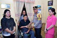  Kapolda NTT dan Ketua Bhayangkari Kunjungi Anggota Polri yang Sakit Menahun