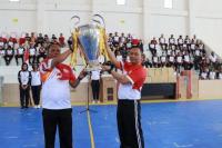 Kapolres Mabar, AKBP Ari Satmoko Bersama Wabup Manggarai Barat  dr. Yulianus Weng mengangkat piala bergilir saat membuka turnamen futsal Kapolres Cup 2024 dalam rangka hari Bhayangkara ke 78 tahun 2024, Selasa (18/6/2024) petang.