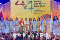 Ibu Negara Iriana Jokowi Kunjungi Stan Dekranasda NTT dan Beli Tenun Motif Sepe 