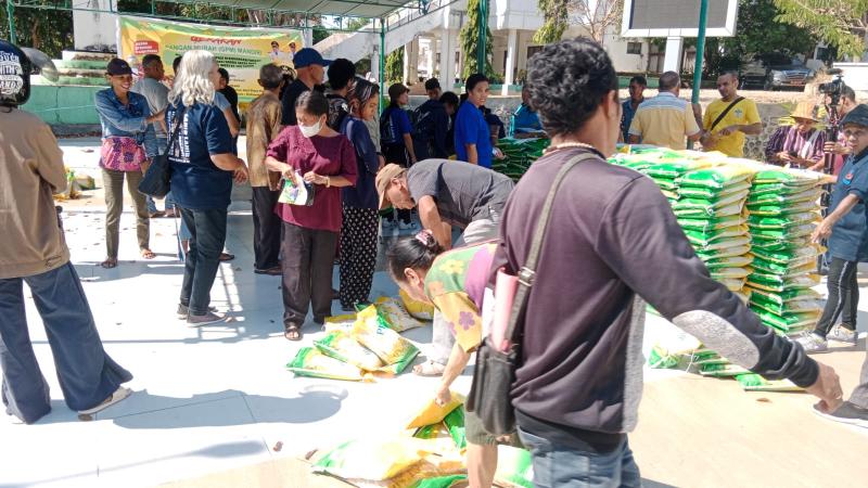 WKRI Keuskupan Atambua gelar pangan murah meriahkan HUT ke-100 di halaman Mall Plaza Perizinan Atambua, Kabupaten Belu, Sabtu (22/6/2024). 