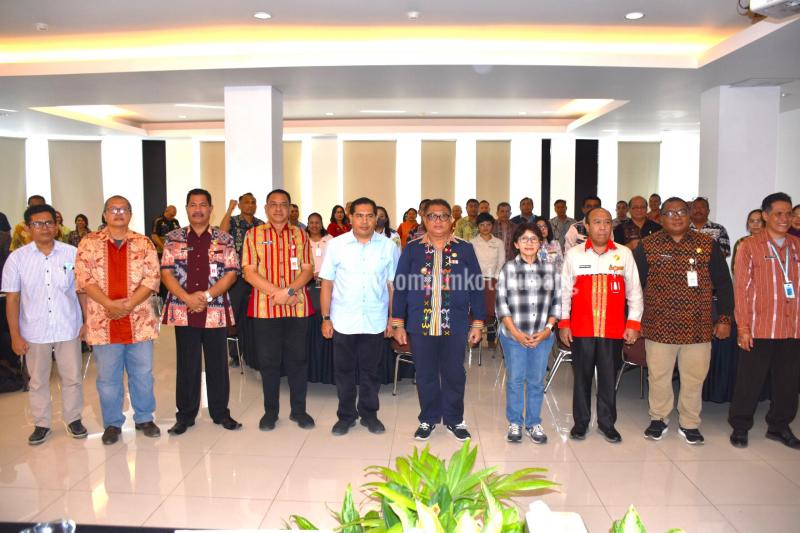 Penjabat Wali Kota Kupang Fahrensy Funay saat membuka Kick Off Penyusunan Kajian Lngkungan Hidup Strategis( KLHS) Rencana Pembangunan Jangka Menengah Daerah (RPJMD) Tahun 2025-2029 di Hotel Amaris, Kamis (27/6/2024).