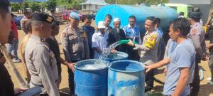 Peringati HUT Bhayangkara, Polres Manggarai Barat Salurkan Ribuan Liter Air Bersih