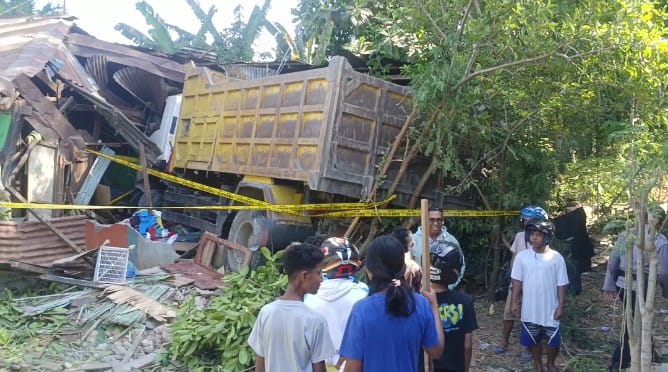 Truk Isuzu Giga yang menabrak rumah hingga tewaskan penghuni rumah di Jalan Timor Raya, pertigaan Beomopu, Kelurahan Lasiana, Kecamatan Kelapa.Lima, Kota Kupang. Kamis (27/6/2024) malam.
