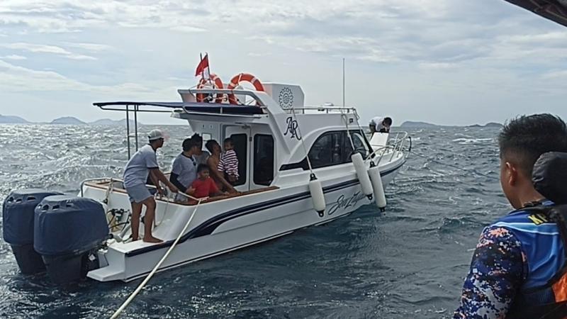 Tim SAR Gabungan sementara berusaha keras mengevakuasi empat nelayan yang tenggelam setelah kapal tenggelam di terjang gelombang di Labuan Bajo.