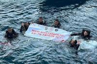 Peringati HUT Bhayagkara, Anggota Ditpolairud Polda NTT Berikan Ucapan dari Dasar Laut