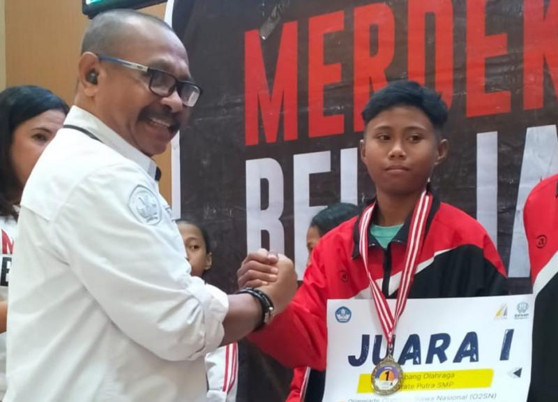 Frezello Ezra Putra Nai Buti saat menerima medali juara satu dalam ajang cabor karate tingkat Provinsi di Kupang, Nusa Tenggara Timur  