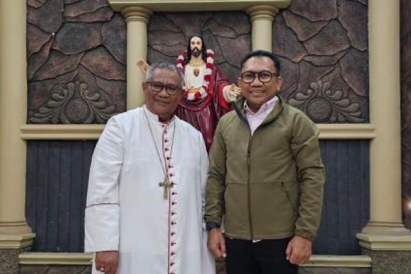 Ansy Lema bersama Uskup Maumere Mgr Ewaldus Sedu, Pr 