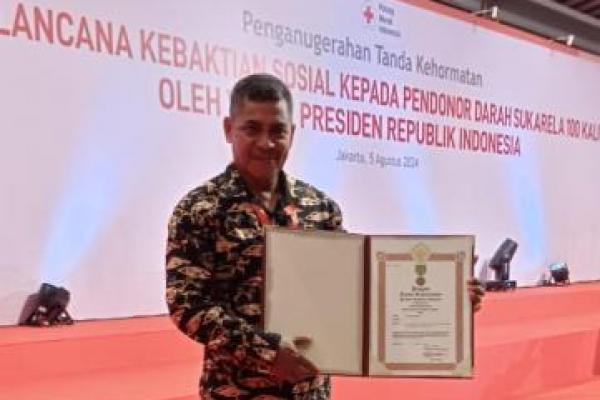 Abrion Muni Rasi usai menerima penghargaan Satyalancana Kebaktian Sosial dari Presiden RI, Joko Widodo yang diserahkan Wakil Presiden, Maruf Amin di Sahid Jaya Hotel, Senin (5/8/2024). 