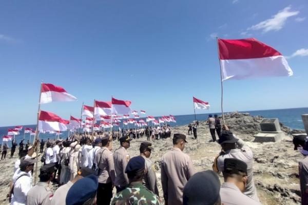 Kapolres Rote Ndao, AKBP Mardiono memimpin pemasangan dan pengibaran bendera merah putih di titik nol (0) terselatan Negara Kesatuan Republik Indonesia di Desa Dodaek, Kecamatan Rote Selatan, Kabupaten Rote Ndao, Rabu (14/8/2024).