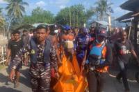 Tim SAR Gabungan mengevakuasi jenazah Sandro, warga Bola tang hilang tenggelam di Pantai Waigete.