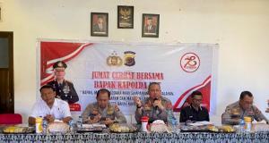  Direktur Bimas Polda NTT, Kombes Pol Rahmanto Sujudi didampingi Kepala SPN Polda NTT, Kombes Pol Nanang Putu Wadianto saat Jumat Curhat di Kantor Lurah Bonipoi, Jumat (6/9/2024).