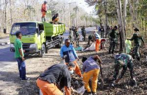 Kodim Belu bersama jajaran TNI, Pemkab Belu dan Pelajar SMKN 1 Atambua kerja bakti bersihkan sampah di sepanjang jalan dua jalur Nenuk, Kabupaten Belu perbatasan RI-RDTL, Jumat (6/9/2024)