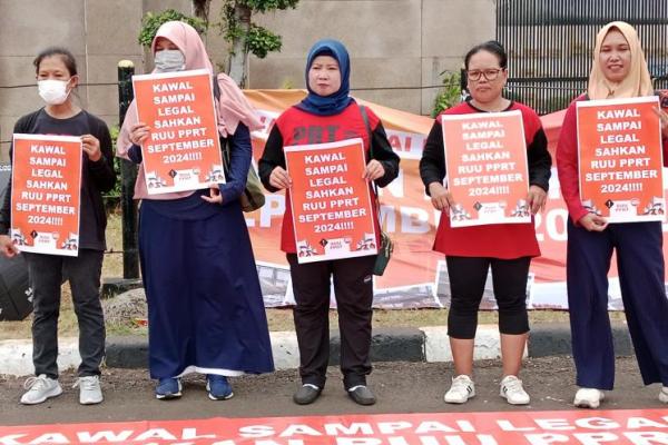 Sejumlah PRT menggelar aksi demo di gedung DPR RI  