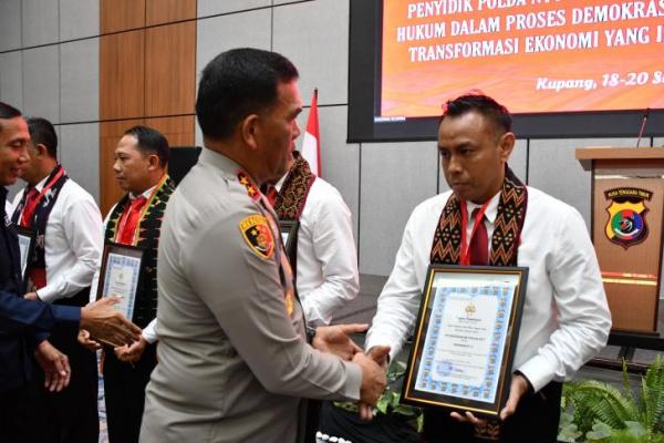 Kapolda NTT, Irjen Pol Daniel Tahi Monang Silitonga memberikan penghargaan kepada salah satu anggota pejabat reserse atas prestasi dalam penanganan kasus Tindak Pidana Perdagangan Orang (TPPO), Tindak Pidana Korupsi (Tipikor), dan Narkotika yang melampaui target. 