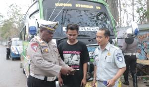 Anggota Satlantas Polres Belu bersama Jasa Raharja melakukan ramp chek kendaraan angkutan umum di terminal bayangan, Kelurahan Fatukbot, Kabupaten Belu perbatasan RI-RDTL, Kamis (19/9/2024)