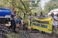 Senyuman bahagia warga di Dusun Natarita, Desa Darat Gunung, Kecamatan Talibura mendapat bantuan air bersih dari Polres Sikka, Rabu (18/9/2024).