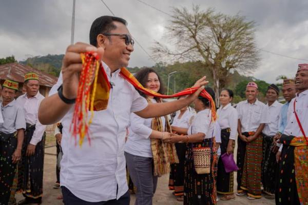 Ansy Lema bersama istri Maria Immaculata Inge Nioty (Inge)  ritual adat Selek,,yaitu upacara adat penyiapan seseorang untuk maju ke jenjang kepemimpinan tertentu.  