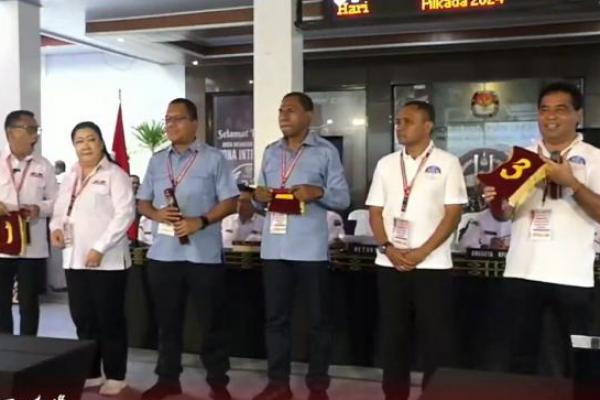 Tiga pasangan calon Gubernur dan Wagub NTT saat pengundian nomor urut (dari kiri ke kanan) Ansy Lema-Jane Suryanto, Melky Laka Lena-Johny Asadoma dan Simon Petrus Kamlasi-Andreas Garu.