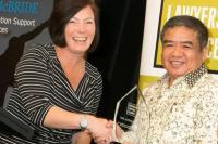 Ferdi Tanoni menerima Penghargaan Civil Justice Award Nasional dari Presiden Australian Lawyers Alliance-ALA, Geraldine Collins.