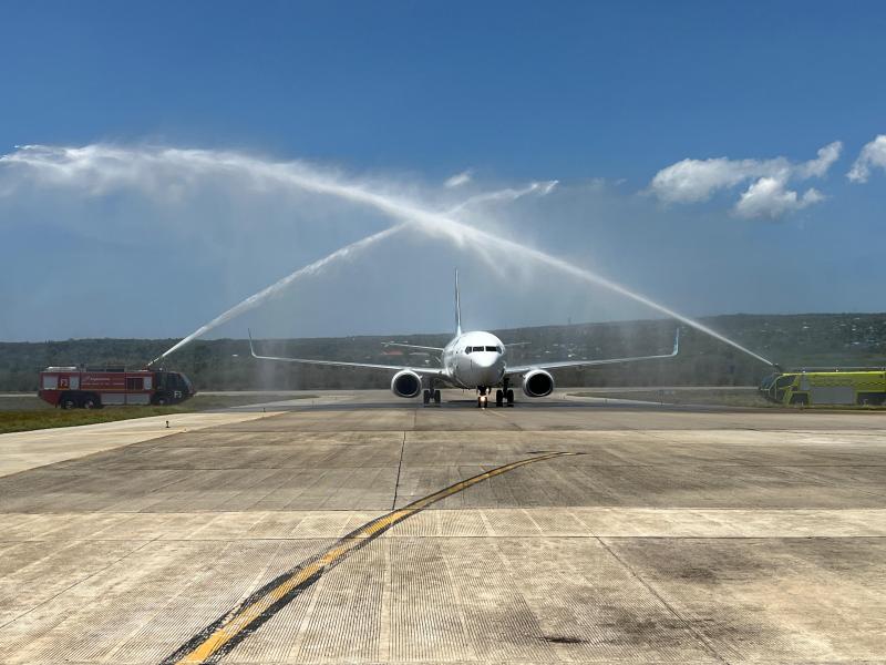 Pesawat Garuda Indonesia Airlines saat mendarat di Bandar Udara El Tari dalam penerbangan perdana rute Jakarta-Kupang-Jakarta pada Senin (1/10/2024).Penerbangan perdana ini ditandai dengan tradisi penyemprotan air (water salute) oleh Tim Airport Rescue and Fire Fighting (ARFF) Bandar Udara El Tari Kupang 