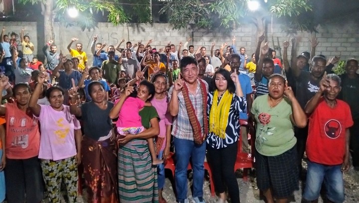 Warga Kuneru foto bersama Calon Bupati Belu paket Sahabat Sejati nomor urut 1, Willy Lay saat blusuk ke RT 14, Kuneru, Kelurahan Manumutin, Kecamatan Kota Atambua perbatasan RI-RDTL, Sabtu (12/10/2024) malam. 