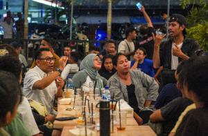  Calon Gubernur Nusa Tenggara Timur (NTT) Yohanis Fransiskus Lema atau Ansy Lema saat berdiskusi penuh keakraban dengan penyandang disabilitas tuna rungu dari Komunitas Teman Tuli Kota Kupang.