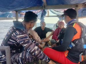 Tim SAR Gabungan mengevakuasi pasutri yang terombang ambing akibat perahu mati mesin di Perairan Pulau Sukun, Kabupaten Sikka, Nusa Tenggara Timur (NTT) pada Senin (21/10/2024).