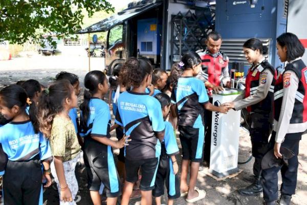 Polda NTT terus memberikan bantuan air bersih kepada warga terdampak konflik di Desa Bugalima, Adonara Barat, Flores Timur pada Selasa (29/10/2024),  