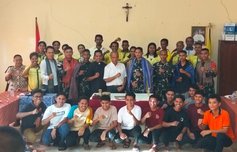 Foto bersama Satgas Pamtas Yonif 741/GN bersama Keuskupan Atambua usai perdamaian salah paham di Kantor Puspas Keuskupan Atambua, Nenuk, Kabupaten Belu perbatasan RI-RDTL, Selasa (29/10/2024). 