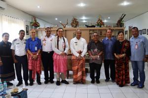 Penjabat Wali Kota Kupang, Linus Lusi bersama sejumlah kepala perangkat daerah menemui Uskup Agung Kupang, Mgr. Hironimus Pakaenoni, Selasa (29/10/2024).