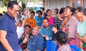 Cawabup paket Sahabat Sejati, Vicente Hornai saat bersalaman dengan warga usai kampanye di Nufuak, Kelurahan Fatukbot, Kecamatan Atambua Selatan, Kabupaten Belu perbatasan RI-RDTL, Rabu (30/10/2024) sore 