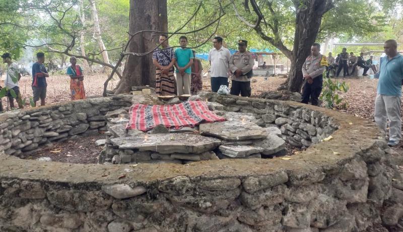 Ritual adat damaikan konflik warga Desa Jenilu dan Kenebibi, Kecamatan Kakuluk Mesak, Kabupaten Belu perbatasan RI-RDTL, Rabu (31/10/2024). 