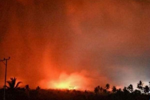 Gunung Lewotobi Laki-laki di Kabupaten Flores Timur Pulau Flores Provinsi Nusa Tenggara Timur (NTT) bereaksi lagi pada Senin (4/11/2024) sekira pukul 00.10 wita.